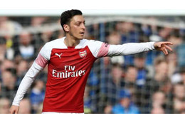 アーセナル痛恨敗戦…エジルの「ジャケット投げつけ事件」  も勃発 画像