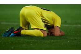 これはつらい…PK失敗のカソルラ、路上で泣く 画像