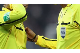 審判が審判に仰天プロポーズ！なんとキックオフ直前のピッチ上で 画像