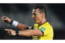 VARがないリーグなのに…謎のVARジェスチャーをした国際審判が話題に 画像