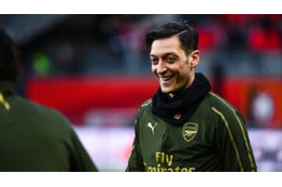 エジル、盲目の少年ファンとの触れ合いが素敵 画像