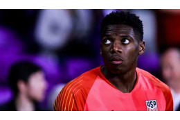 やってもうた！代表GKの悲しすぎる「空振り」が話題 画像