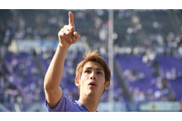 イニエスタの“鬼スルーパス”からの、ポドルスキvs佐々木翔が熱かった 画像