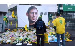 事故死のサラを忘れず…ナントサポ、前半9分にチャントを歌い続けていた 画像