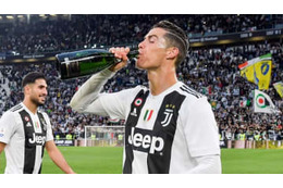 ロナウドって絶対禁酒じゃないの！？シャンパンごくりにファン騒然 画像