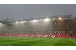 マンチェスター・U本拠地、嵐で壊れた！スタンドに滝が流れる衝撃映像 画像