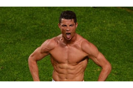 パンツ一丁のロナウド、なんかヒーローっぽくなってたぞ 画像