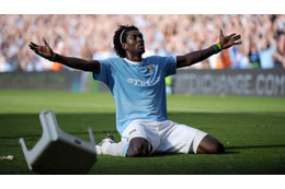 アデバヨール、伝説の「膝滑り」の理由は…『人種差別』だった！ 画像