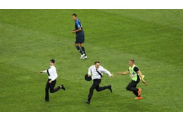 ロシアW杯決勝でピッチ乱入したバンド、メンバー2名が亡命 画像