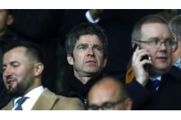 ノエル・ギャラガー歌う！シティの歓喜に湧くドレッシングルームで 画像