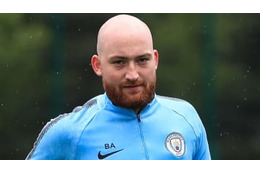 ハリウッドザコシショウか！シティ優勝で用具係が「パンツ一丁」でぶっ壊れる 画像