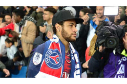 ネイマール、アワード欠席で会いに行った美女が判明 画像