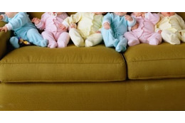 初の「6つ子」 誕生を地元サッカーチームも祝福！なんと“一生無料”にしちゃう 画像