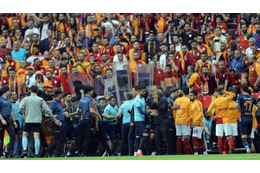 長友もビビる熱さ…ガラタサライのサポ、相手FWの挑発に「ガチギレ」 画像