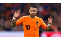 デパイ、リヴァプール移籍！？「赤スーツ＆赤ジェット」 で去る 画像