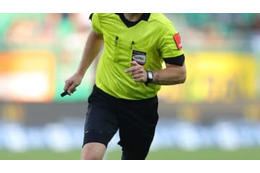 大誤審じゃない！主審が「蹴り込んだ」 仰天ゴールが認められる 画像