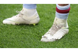 なんじゃこりゃ！プレミア昇格チーム、エースのスパイクがボロボロだぞ 画像