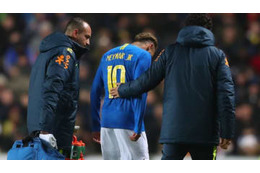 キャプテン剥奪のネイマール、左ヒザ痛める 画像