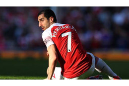 EL決勝、アーセナル7番のユニフォームで職務質問？動画が話題 画像