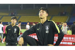 韓国代表、「トロフィー踏みつけ」で謝罪…写真でみると衝撃的だった 画像