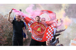 リヴァプールサポ、バルサ公式ショップで優勝を祝って大騒ぎ！笑いを誘う 画像