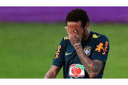 レイプ騒動のネイマール、監督の前で号泣 画像