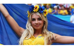 美人すぎるレポーター、シティ選手に豪快キスされる！問題シーンがこれ 画像