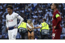 CL決勝に乱入のハイレグ女性、インスタが復活！セクシー写真も話題に 画像