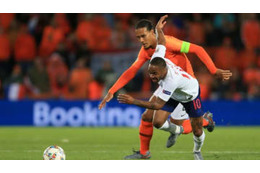 ファン・ダイクvsスターリング！体格差23cmの「ガチバトル」 がこれ 画像