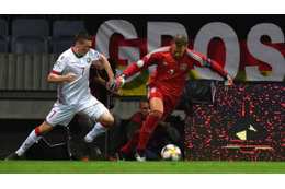 絶対神ノイアー、またやりやがった！「仰天ドリブルテク」 がこれ 画像