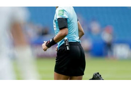 アーセナルのユース監督、10代女性審判に「◯◯女」と暴言。活動停止処分に 画像