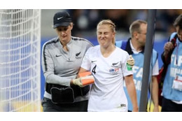 女子W杯で涙…クロス直撃の選手、腕が完全に折れる 画像