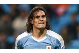 これは反則…カバーニ、日本代表を青ざめさせた左足「鬼ロング」を見たか 画像