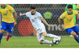 メッシ、宿敵ブラジルを困らせた「次元の違うボールキープ」がこれ 画像