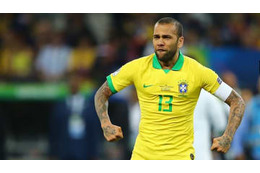 36歳アウヴェス、“緊張感MAX”のクラシコでやった「意味不明ポーズ」を見たか 画像