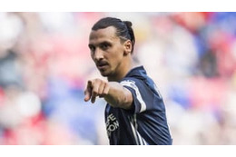 イブラヒモヴィッチ、大流行の“ボトルキャップチャレンジ”で「神の足技」発動！これはえぐい… 画像