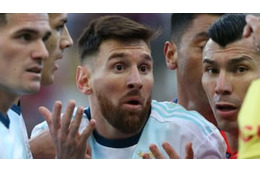 メッシ、まさかの一発レッドカード！「問題の退場シーン」がこれ 画像