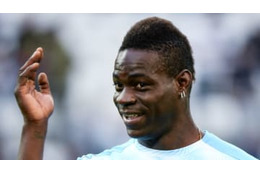 バロテッリ、またやらかす！裸のおじさんを20万円で海に飛び込ませる 画像