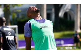 選手兼監督のコンパニ、初試合で献上した「つらい２失点」がこれ 画像