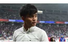 レアル移籍の久保建英、マドリッド到着！「空港騒然の瞬間」がこれ 画像