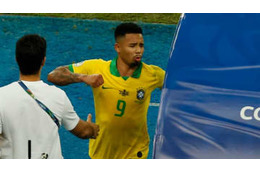 ブラジル代表ジェズス、退場で号泣…「怒りのVAR殴りつけ」がこれ 画像