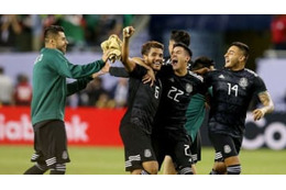 「元バルサの天才」メキシコの北中米制覇を導いたヒールからの超弾がこれだ 画像