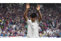 まだあった！久保建英、レアル選手との「恐縮握手」がこれ 画像