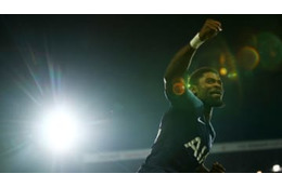 問題児オーリエ、足首負傷中にテーブルを叩きつけ手首も負傷 画像