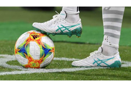 イニエスタが“奥義”発動！日本選手の必修科目にしたい「鬼キープ」がこれ 画像