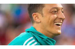 エジル、仰天イメチェン！「まっしろになった髪の毛」がこれ 画像