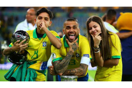 宴会部長か！ダニ・アウヴェス、「アソコ」で「アレ」を飛ばす 画像