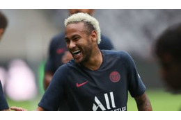 ネイマール、PSG監督に押し倒される！話題の「謎シーン」がこれ 画像