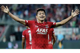 なぜそこに！AZ菅原由勢、デビュー戦で奪った「会心」初ゴールがこれ 画像