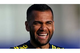 見よブラジルの熱さ！ダニ・アウヴェスへの「もみくちゃ」歓迎がこれ 画像